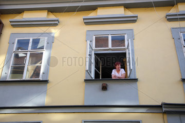 Cheb  Tschechische Republik  eine Frau schaut aus dem Fenster in der Altstadt von Eger