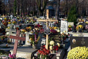 Kattowitz  Polen der mit Blumen geschmueckte Friedhof nach Allerheiligen
