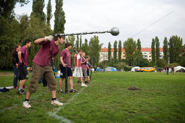 Berlin  Deutschland  Jugger-Spieler im Jahnsportpark