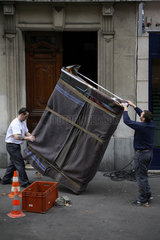 Paris  Frankreich  Schrank wird bei einem Umzug von zwei Maennern getragen