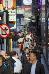 Hong Kong  China  Menschen auf einer Strasse