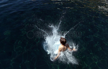 Alicudi  Italien  ein Junge springt ins Wasser