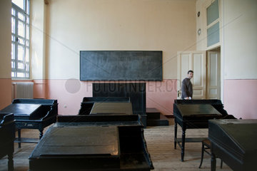 Heybeliada  Tuerkei  ein leerer Unterrichtsraum im Priesterseminar Halki