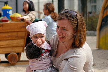 Berlin  Deutschland  eine Mutter mit ihrer Tochter auf dem Spielplatz Zwergenland