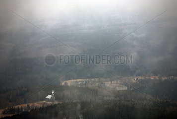 Szklarska Poreba  Polen  Ausblick auf das Riesengebirge mit Kirche in einem Tal