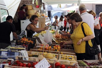 Aquapendente  Italien  Frauen kaufen Obst auf einem Wochenmarkt