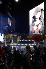 New York City  USA  Strassenimbiss  Leuchtwerbung und Passanten in der West 34th Street in Manhattan