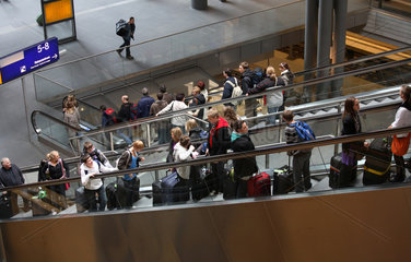 Reisegruppe auf einer Rolltreppe im Hauptbahnhof in Berlin  Deutschland