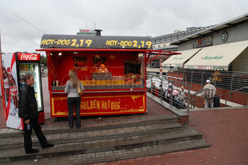 Danzig  Polen  Hot Dog Stand auf dem Platz vor dem Hauptbahnhof