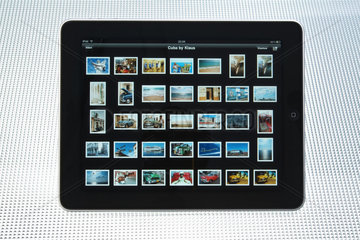 Hamburg  Deutschland  Fotos anschauen mit dem iPad von Apple
