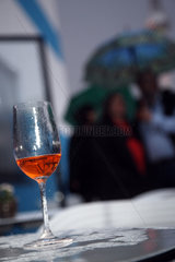 Berlin  Deutschland  ein halb ausgetrunkenes Weinglas steht auf einem Tisch