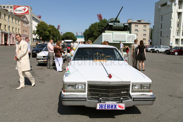Gomel  Weissrussland  Hochzeitsgesellschaft mit einer Limousine vor dem Panzerdenkmal