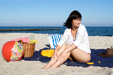Ahrenshoop  Deutschland  junge Frau am Strand