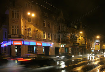 Zoppot  Polen  Strassenverkehr nachts auf der regennassen Hauptstrasse