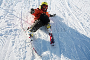 Krippenbrunn  Oesterreich  Kind ist beim Skifahren hingefallen
