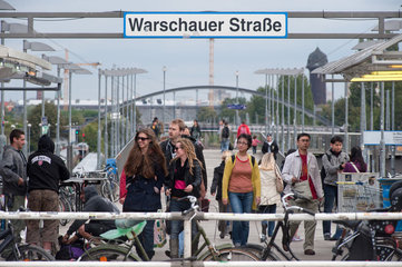 Berlin  Deutschland  Eingang des Bahnhofs Warschauer Strasse auf der Warschauer Bruecke