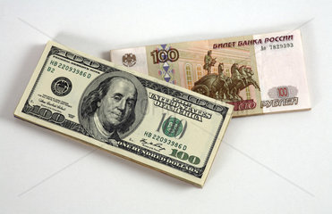 100-Rubelscheine und 100-Dollarscheine