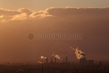 Berlin  Deutschland  Blick auf das Kraftwerk Reuter bei Sonnenuntergang