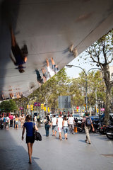 Barcelona  Spanien  Spiegelungen an einem Vordach