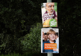 Berlin  Deutschland  Wahlplakate der Gruenen und CDU zur Bundestagswahl an einer Strassenlaterne
