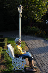 Rust  Deutschland  Figur einer alten Frau im Europa-Park Rust