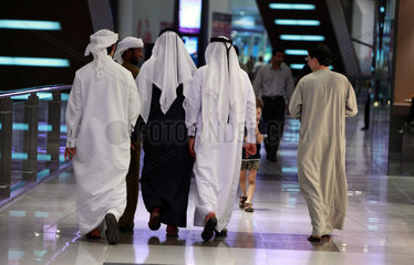 Dubai  Vereinigte Arabische Emirate  Maenner in Landestracht in der Mall of Dubai