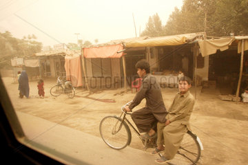 Kunduz  Afghanistan  junge Afghanen auf dem Fahrrad