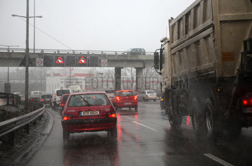 Berlin  Deutschland  zaehfliessender Verkehr auf der A 100 bei Regenwetter