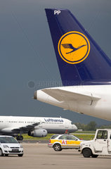 Duesseldorf  Deutschland  Flugzeuge der Lufthansa