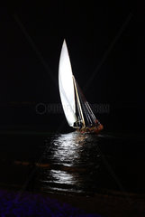 Dubai  Vereinigte Arabische Emirate  Segelboot bei Nacht auf dem Meer