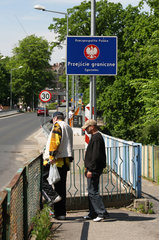 Zgorzelec  Polen  zwei Passanten kehren vom Einkauf auf der polnischen Seite zurueck