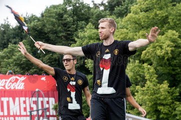 Berlin  Deutschland  Nationalspieler feiern auf der Fanmeile