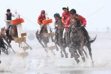 Cuxhaven  Deutschland  Pferde und Jockeys beim Duhner Wattrennen