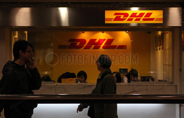 Hong Kong  China  Menschen vor einem Schalter von DHL