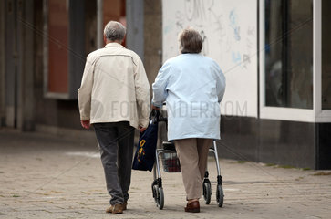 Leipzig  Deutschland  Senioren laufen eine Strasse entlang