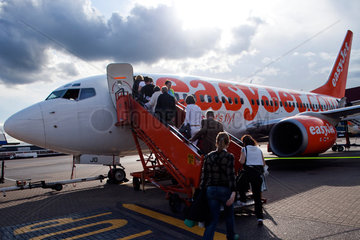 Luton  Grossbritannien  Passagiere besteigen ein Flugzeug