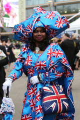 Ascot  Grossbritannien  Frau traegt Kleid  Hut und Handtasche in den Nationalfarben