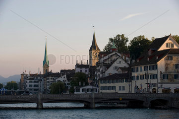 Zuerich  Schweiz  Altstadt an der Limmat