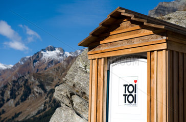Samedan  Schweiz  Toilettenhaeuschen der Firma Toi Toi in den Alpen