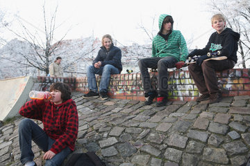 Bremen  Deutschland  Jugendliche auf einer Mauer