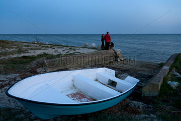 Kuznica  Polen  Fischerboot in der Abenddaemmerung an der Danziger Bucht