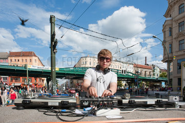 Berlin  Deutschland  DJ auf der Strasse am Tag der Fete de la Musique