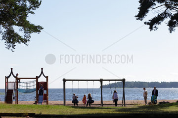 Karlstad  Schweden  Kinder auf einem Spielplatz am Vaenern See