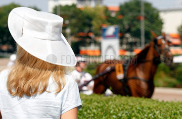 Berlin  Deutschland  Dame mit Hut beim Pferderennen