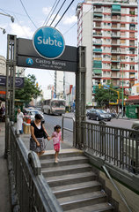 Buenos Aires  Argentinien  Mutter mit Kind an einer U-Bahn-Station