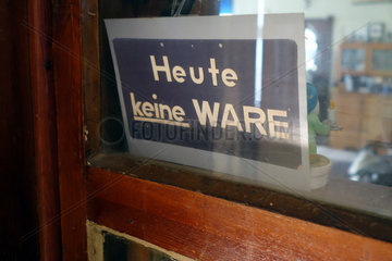 Briescht  Deutschland  Schild -Heute keine Ware- an einer Fensterscheibe