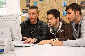 Berlin  Deutschland  Auszubildende am Computer im theoretischen Unterricht