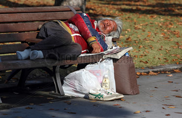 Tokio  Japan  Symbolfoto Armut  ein Mann schlaeft auf einer Parkbank