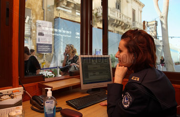 Nikosia  Republik Zypern  Polizistin am Grenzuebergang Ledra Street