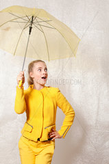 Berlin  Deutschland  junges Maedchen posiert mit einem Regenschirm